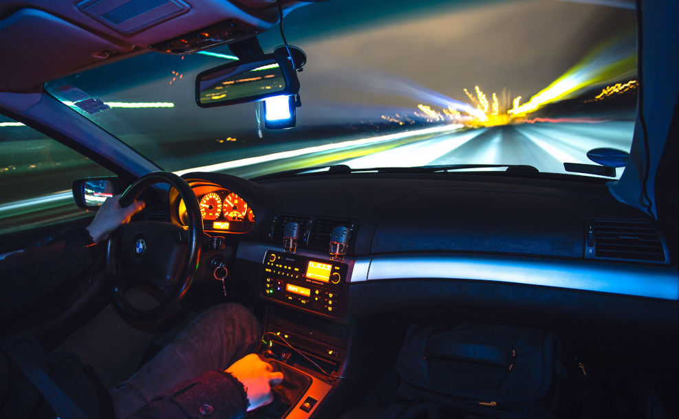 BMW im Cockpit auf der Autobahn, man sieht den Fahrer