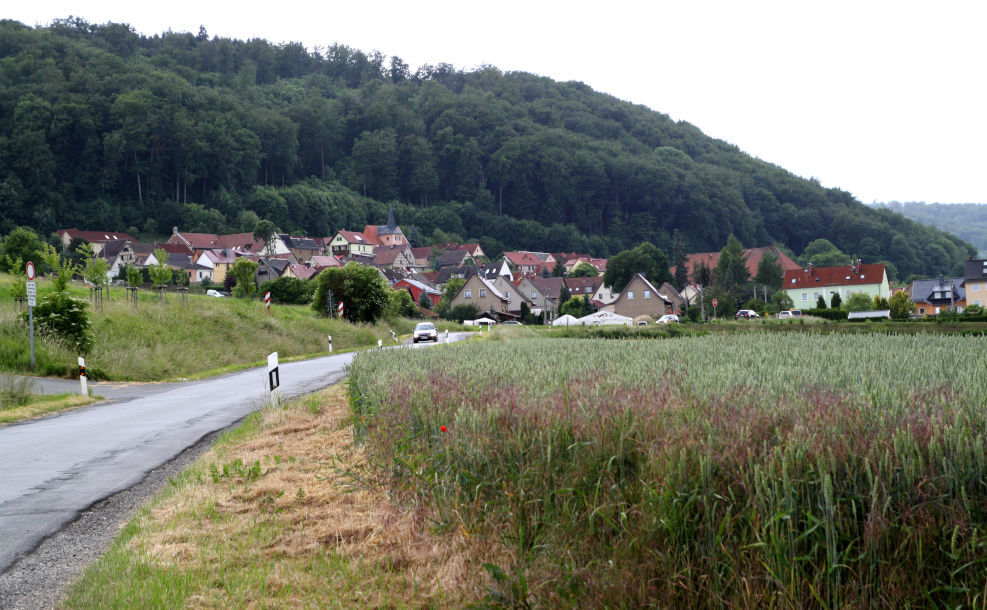 Dorf Altenberga liegt vor einem Wald