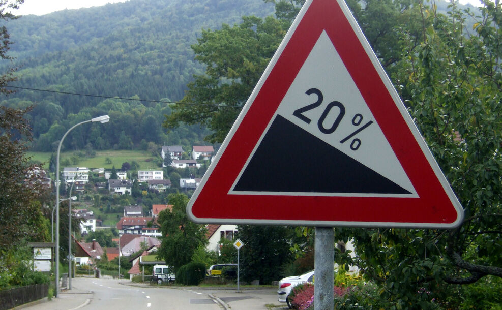 20% Gefälle auf Stadtstraße in Albstadt zwischen Bergen vor schönem Hintergrund