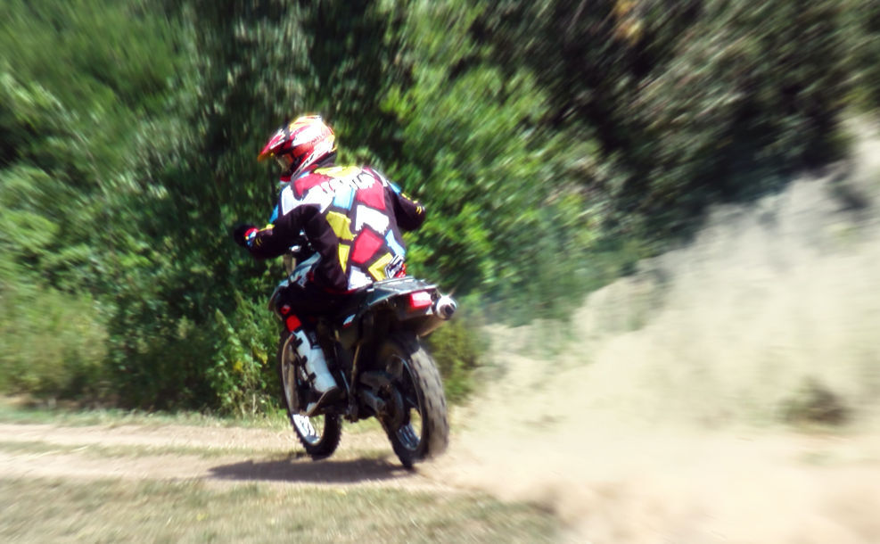 pexels: Motorradfahrer im Gelände beim Beschleunigen