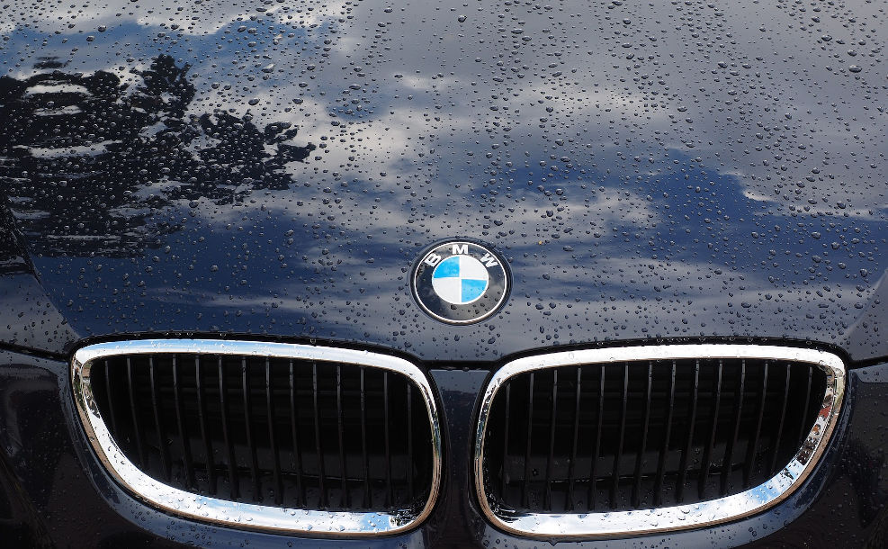 Motorhaube von BMW mit Regentropfen