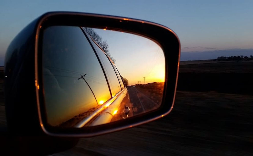 Piqsels: Autospiegel bei Sonnenuntergang